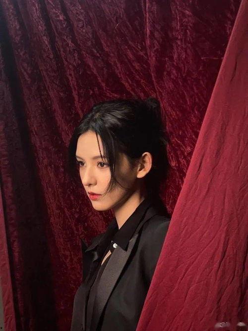 娱乐圈近期爆料顶流小花,顶流小花神秘恋情曝光，真相令人咋舌